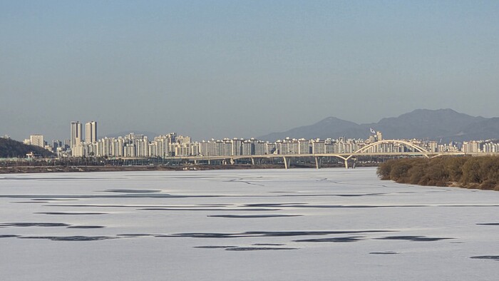 꽁꽁 얼어 붙은 한강이 돌아왔다