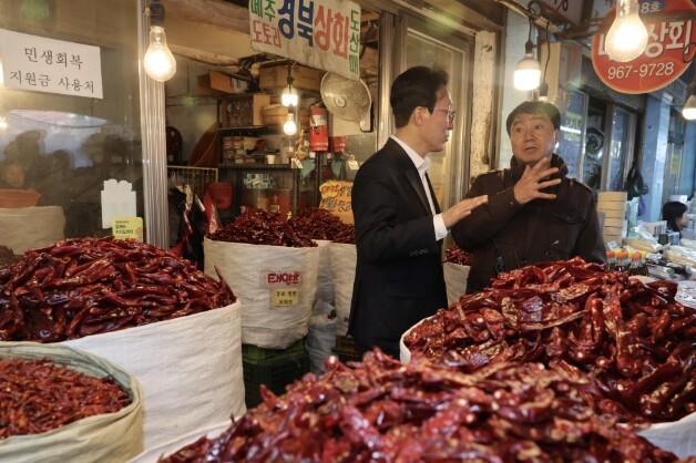 김민석 국무총리, 서울 경동시장 찾아...