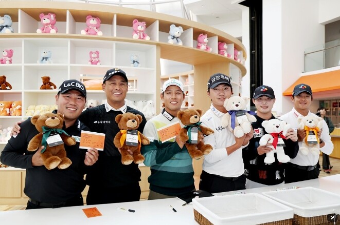 [KPGA 투어챔피언십 in JEJU] 테디베어 뮤지엄에 모인 KPGA 투어 선수들… ‘투챔이’와 함께하는 특별한 포토콜 진행