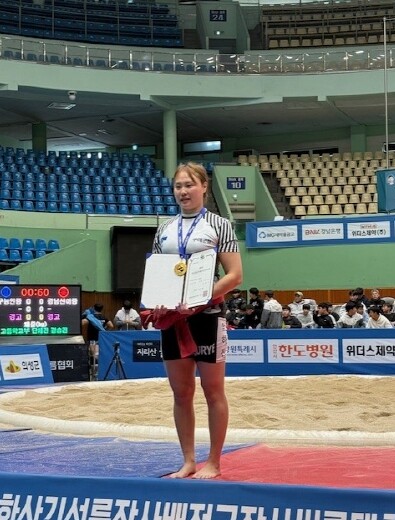 구례군청 씨름단, 창원특례시 대회서 국화급 정상 올라