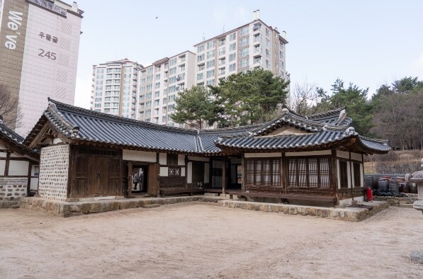 "1,400만 돌파 왕과 사는 남자"...