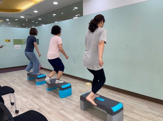 걷기만으로 부족한 중년 여성 건강, ...