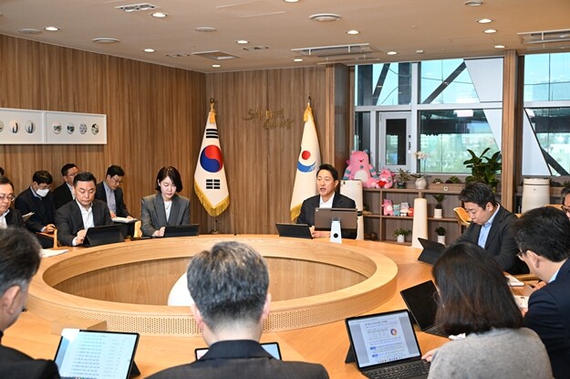 오세훈 서울시장, "공공이 먼저 줄이...