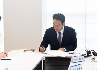 안민석 경기교육감, 제1호 결재로 '폰 프리 스쿨' 추진계획 서명